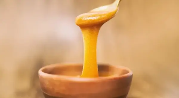 Co to jest miód manuka i dlaczego warto go stosować codziennie