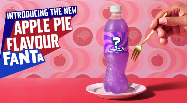 Fioletowa Fanta o smaku jabłecznika z etykietą znaku zapytania, obok widelca.