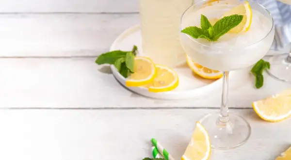 Mrożony drink z cytrynami i miętą, idealny na upalne dni. Zastanawiasz się, ile procent ma limoncello? Ten orzeźwiający napój z pewnością Cię zachwyci!