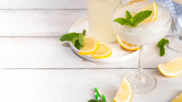 Mrożony drink z cytrynami i miętą, idealny na upalne dni. Zastanawiasz się, ile procent ma limoncello? Ten orzeźwiający napój z pewnością Cię zachwyci!